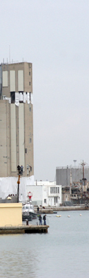 Sète, les silos de grain debout